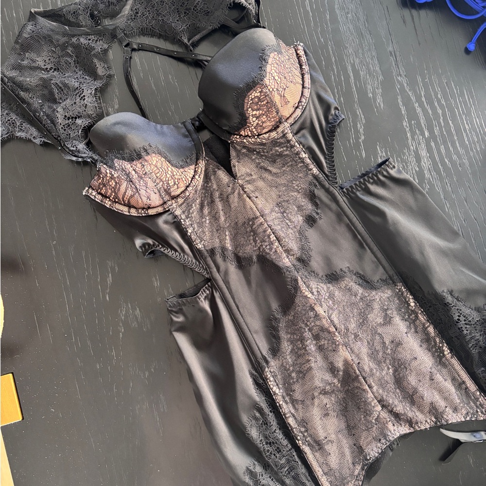 Victoria’s Secret Elegant Black Lace Bustier